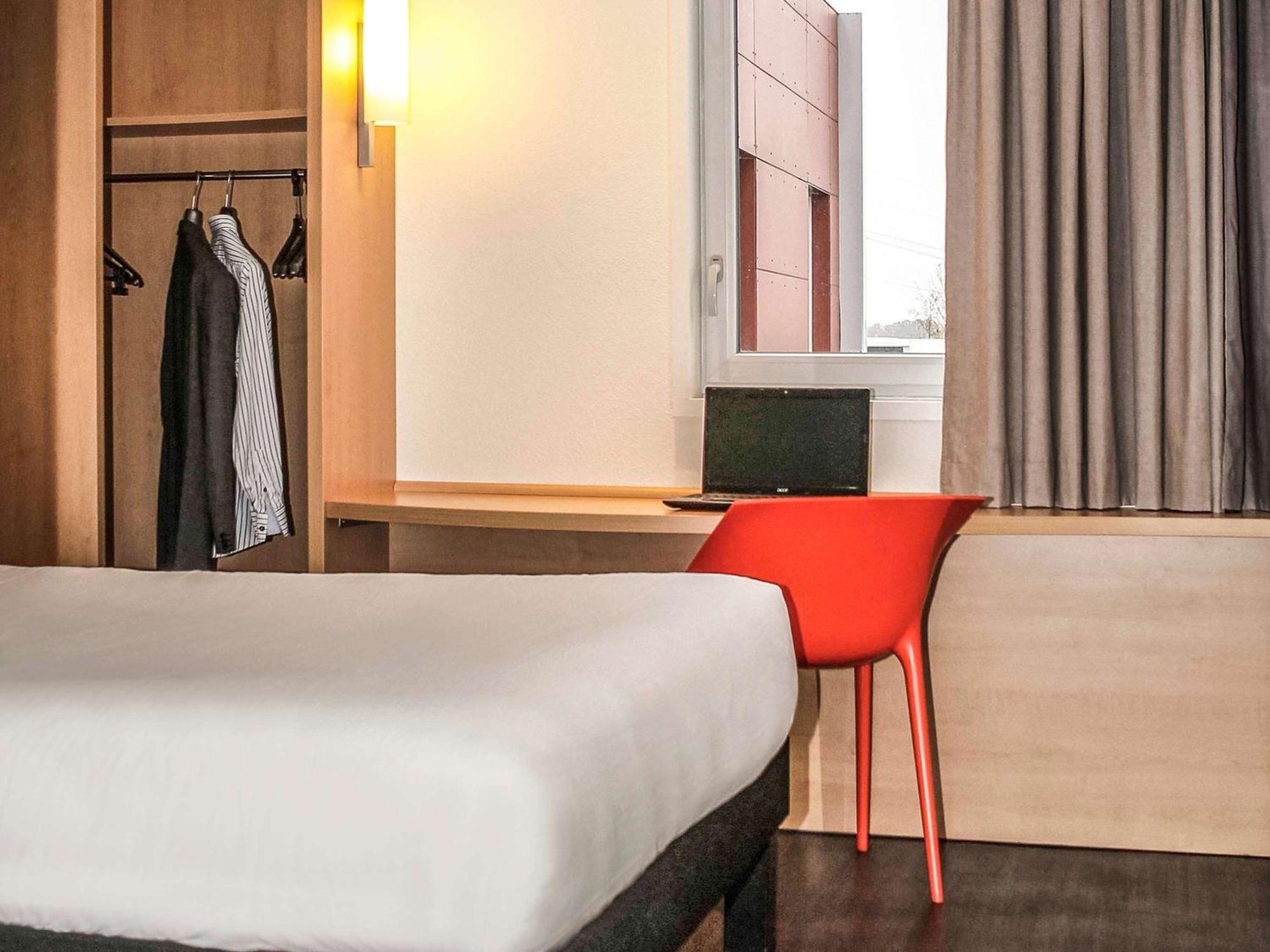 Ibis Saint-Genis-Pouilly Geneve Hotel Exterior photo