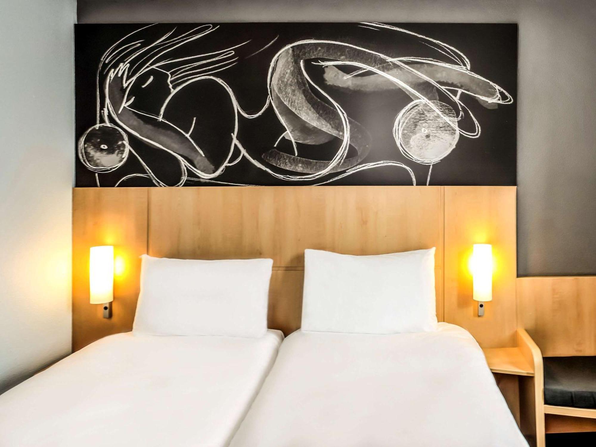 Ibis Saint-Genis-Pouilly Geneve Hotel Exterior photo